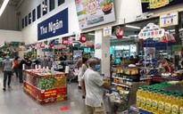 Chợ, siêu thị đầy hàng; người dân đi mua sắm có trật tự