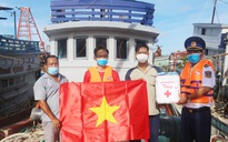 Cảnh sát biển trao cờ Tổ quốc và quà cho ngư dân Hòn Đất