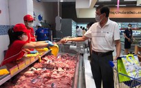 Nhiều siêu thị tăng sản lượng, giảm giá rau củ, thịt heo... khi chợ đầu mối Hóc Môn tạm đóng cửa