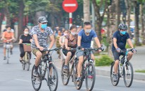 Cận cảnh hồ Gươm trở thành “trường đua” xe đạp cho người tập thể dục buổi sáng