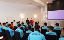 Chùm ảnh đội tuyển Việt Nam học luật trước trận đấu với Indonesia