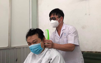 Bác sĩ khoe thành quả tự cắt tóc cho nhau để lên đường chống dịch
