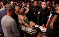 Gãy cổ chân, Conor McGregor rời sàn UFC trên cáng đấu