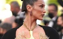 Siêu mẫu Bella Hadid lấy vàng... che ngực trần