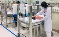 Ngồi trước người điều khiển xe máy, bé 31 tháng tuổi bị tai nạn nghiêm trọng