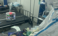 Gần 2 giờ bác sĩ, điều dưỡng tại Bệnh viện dã chiến số 12 thay phiên bóp bóng cứu bệnh nhân