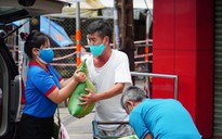 Chương trình "Thực phẩm miễn phí cùng cả nước chống dịch" đến với người dân khu vực bị phong tỏa