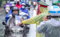 Thành phố đã bỏ, huyện vẫn yêu cầu người đi đường có lịch trực và lịch làm việc