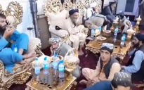 Taliban thưởng trà trong dinh thự xa hoa của lãnh chúa Afghanistan