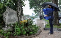 Phó Tổng thống Mỹ Kamala Harris đặt hoa tại đài kỷ niệm bên hồ Trúc Bạch