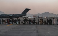 Afghanistan: Máy bay Ý sơ tán "bị tấn công", nổ liên tiếp ngoài sân bay Kabul