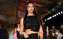Siêu mẫu Irina Shayk tỏa sáng trên sàn diễn thời trang