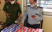 CLIP: Cận cảnh hàng trăm hộp thuốc điều trị Covid-19 "trôi nổi" ở Hà Nội