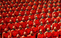 Lễ duyệt binh kỳ lạ của Triều Tiên: Trang phục khử nhiễm "chiếm sóng"