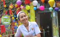 Theo chân thiên thần áo trắng "check-in" đường hoa độc đáo giữa lòng quận 1