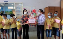 Thủ tướng Phạm Minh Chính xúc động khi thăm các cháu tàn tật mồ côi ở Thị Nghè