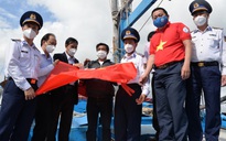 Ngư dân Bình Định đón nhận cờ Tổ quốc