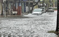 Người Vũng Tàu "bơi" trên đường sau trận mưa lớn