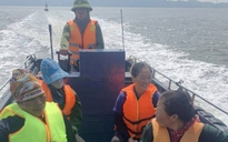 Lật bè gỗ trên biển, 23 ngư dân thoát nạn nhờ mặc áo phao