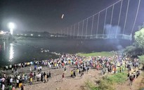 Vụ sập cầu treo 132 người chết ở Ấn Độ: Vì sao cầu vừa trùng tu xong đã sập?