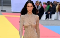 Siêu mẫu Bella Hadid “thả rông” táo bạo trên sàn diễn