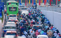 Ngày đầu thông xe, hầm chui 700 tỉ đồng ở Hà Nội đã tắc