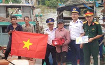 Trao tặng 1.000 lá cờ Tổ quốc cho ngư dân