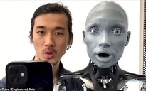 CLIIP: Rùng mình robot "giống người nhất thế giới" bắt chước hành vi của nhà khoa học
