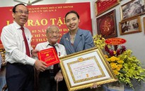 Trao huy hiệu 85 tuổi Đảng cho ông Nguyễn Thọ Chân