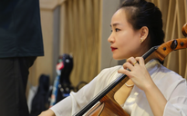 Cello Đinh Hoài Xuân say mê tập luyện cùng dàn nhạc Bucharest Symphony Orchestra