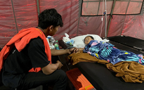 Thảm họa động đất ở Indonesia: Phụ huynh đau đớn bên thi thể con gái