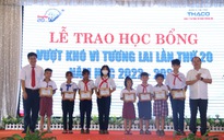 Báo Đồng Nai trao học bổng "Vượt khó vì tương lai"