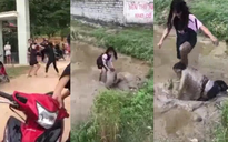 Phẫn nộ cảnh nữ sinh lớp 9 bị bạn cùng trường đánh dã man, nhấn xuống bùn