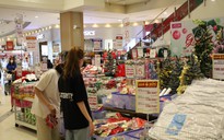 Không khí mua sắm trước Giáng sinh ở TP HCM