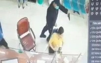 Rất đông công an ngoài một ngân hàng nghi bị cướp ở Đồng Nai