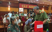 Bộ trưởng Tô Lâm thăm và tặng quà tết công nhân, hộ nghèo ở Tây Ninh