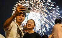 Khoảnh khắc người dân TP HCM đón năm mới 2023 dưới bầu trời pháo hoa