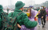 Hàng ngàn người thân "đội" mưa, rét tiễn tân binh lên đường nhập ngũ