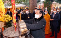Chủ tịch Quốc hội dâng hương tại Hoàng thành Thăng Long