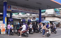 TP HCM: Lo xăng dầu tăng giá mạnh, nhiều người tranh thủ đổ đầy bình xe