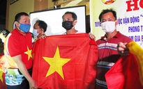 Tại Lăng Ngư Ông, ngư dân Đà Nẵng xúc động nhận cờ Tổ quốc