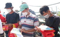 Cờ Tổ quốc, túi thuốc, bồn nước ngọt... đến tay ngư dân ở TP Vũng Tàu