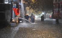 Mưa lớn kéo dài, khuya 29-4, nhiều nơi ở TP HCM còn ngập