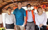 Đại sứ Mỹ tại Việt Nam Marc Knapper thăm Cần Thơ, đi thuyền trên sông Hậu