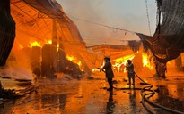 100 cảnh sát PCCC dập vụ cháy kho gỗ lớn lúc rạng sáng
