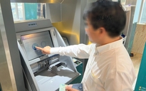Rút tiền tại ATM bằng căn cước công dân: Mất tiền ai chịu trách nhiệm?