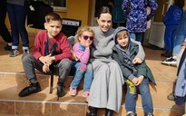 Angelina Jolie bí mật thăm trẻ mồ côi ở Ukraine