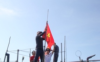 Ngư dân Lý Sơn xúc động đón nhận 5.000 lá cờ Tổ quốc