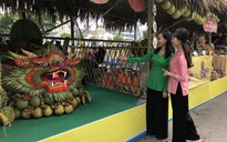 Giới trẻ TP HCM nô nức "check in" ở lễ hội trái cây "Trên bến dưới thuyền"