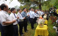 Chủ tịch nước Nguyễn Xuân Phúc dâng hương viếng mộ Đại tướng Võ Nguyên Giáp